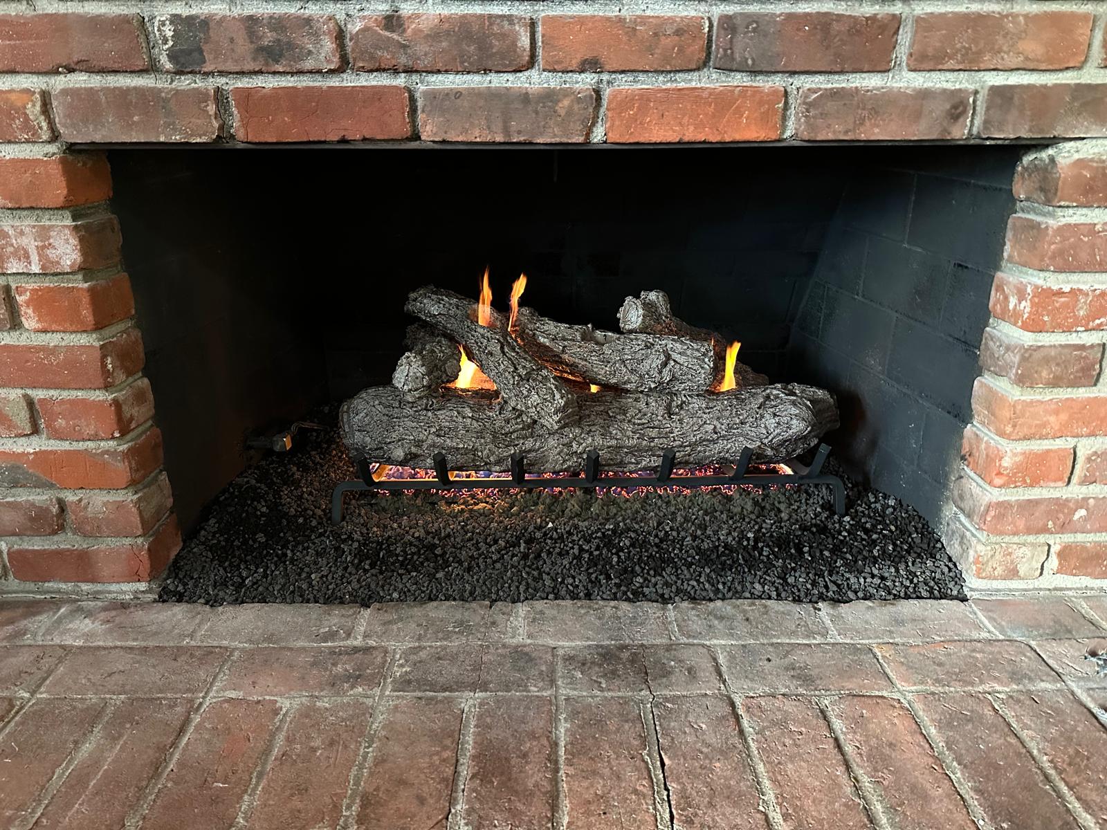 Gas fireplace with ceramic logs